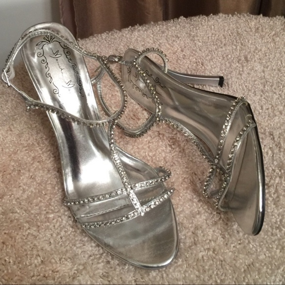💃🏻Gorgeous Silver & Rhinestone Heels 💃🏻